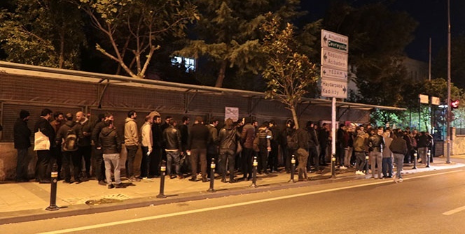 Bu görüntü İstanbul'dan! 8 gün kala uzun kuyruklar oluştu, 24 saat açık olacak...