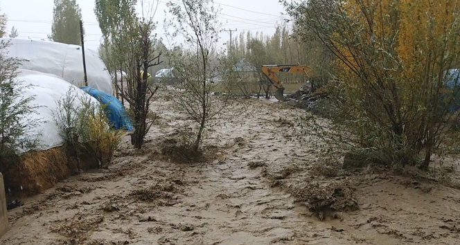 Yüksekova Adaklı köyü sel suları altında kaldı