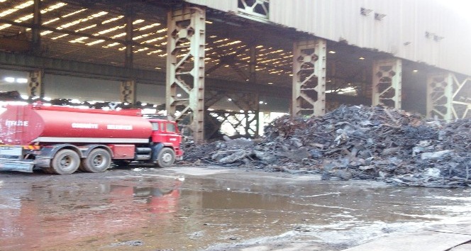 Demir çelik fabrikasındaki hurda yangını söndürüldü