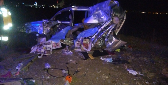 Otomobil tıra çarptı: Aynı aileden 3 ölü