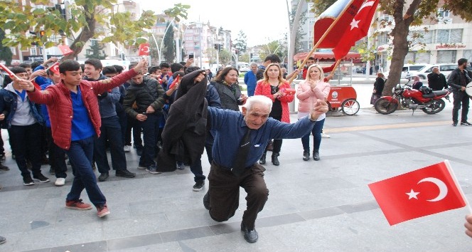 Davullu-zurnalı Cumhuriyet Bayramı kutlaması