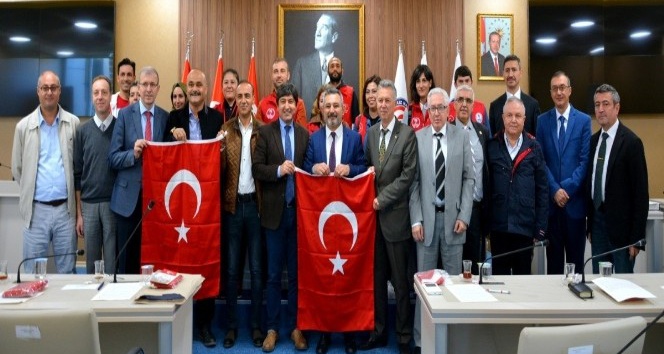 Çanakkale Gençlik ve Spor İl Müdürlüğü, Senato Üyelerine Türk Bayrağı takdim etti