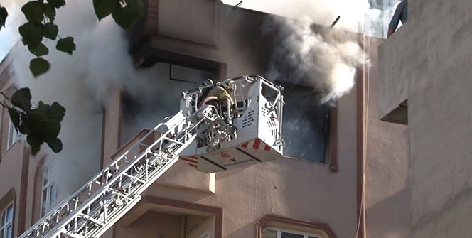 Baba, kapıyı kırarak ailesini kurtardı