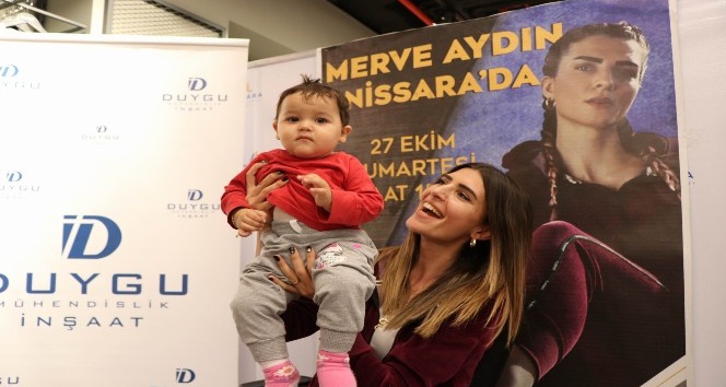 Survivor Merve Aydın, Nissara AVM’de imza gününe katıldı