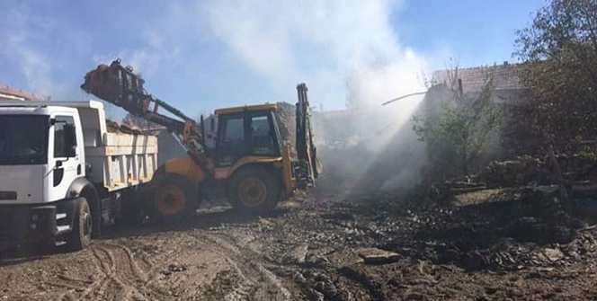 Her şey küle döndü!  1 ev, 1 samanlık, 1 traktör ve 1 otomobil...