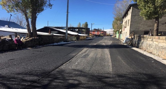 Sarıkamış’ta kışa rağmen asfalt çalışmaları sürüyor