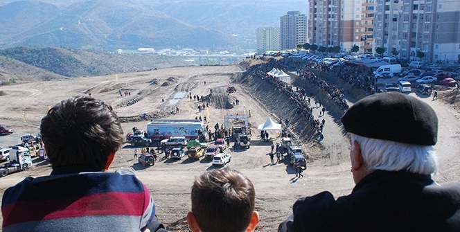 Bir şehir oraya akın etti! Dağ taş doldu taştı...