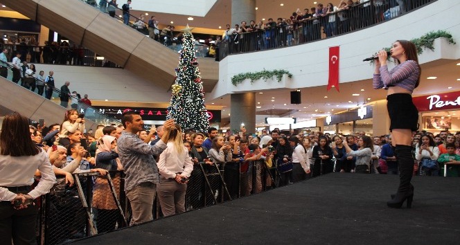 İzmir’de konser veren Elif Kaya’dan albüm müjdesi