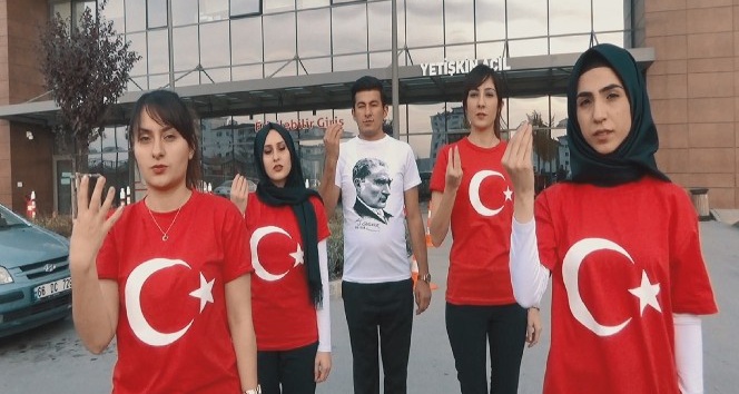 Yozgat Şehir Hastanesi çalışanları İstiklal Marşı’nı işaret dili ile okudu
