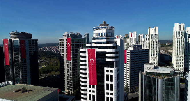 Gökdelenler kırmızı beyaza büründü