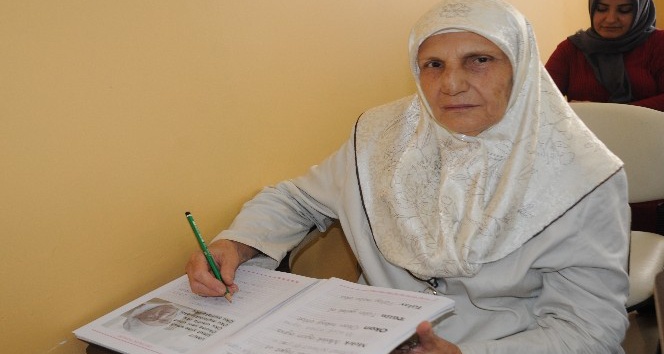 Kayyum belediyenin açtığı kursa katılan 70 yaşındaki Nahide Arı’nın okuma azmi  örnek oluyor