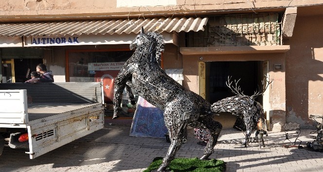Hurdadan yapılan at ve geyik heykeli Başkent’te görücüye çıkıyor