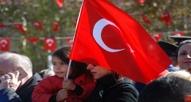 Tören alanına giren Kutay’ın bayram sevinci