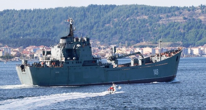 Rus Savaş Gemisi Çanakkale Boğazı’ndan geçti