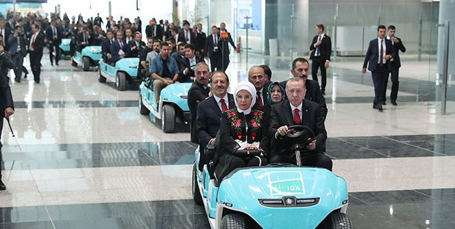 Tarihi günde tarihi anlar! Cumhurbaşkanı Erdoğan, elektrikli araç sürdü