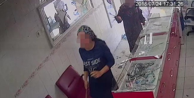 Kız kardeşler cep telefonu bayisini çekiçle bastı