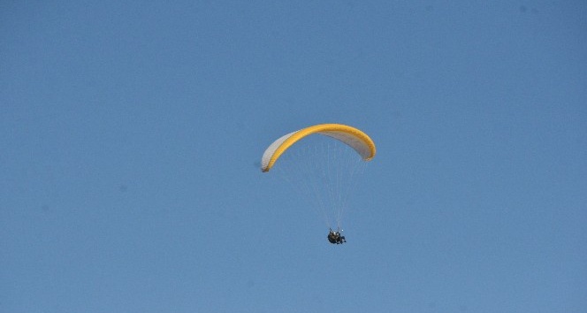 Erzincan Valisi paraşütle uçtu