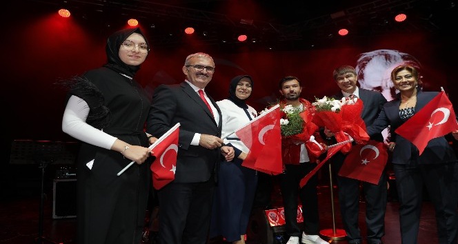 Antalyalılar Cumhuriyet Bayramı’nı Yalın’la kutladı