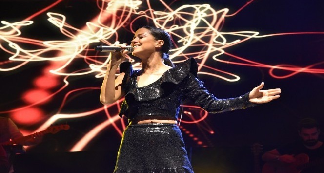 Derya Uluğ Tekirdağ’da konser verdi