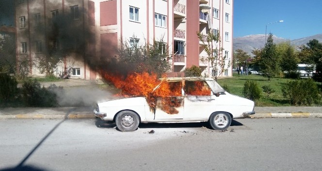 Erzincan’da park halindeki otomobil yandı