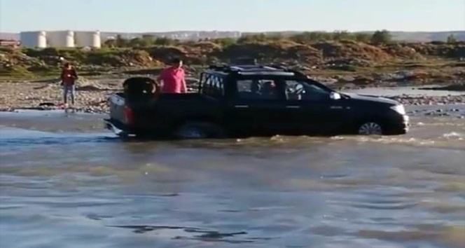 Balık avlayan grubun kamyoneti yükselen suda mahsur kaldı