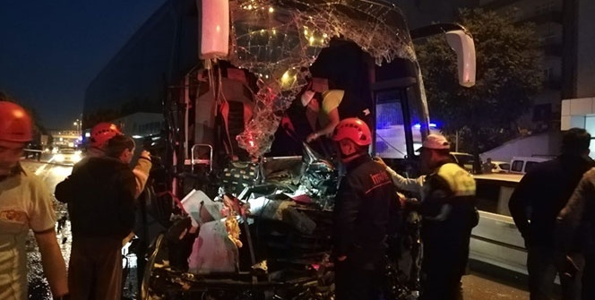 Yolcu otobüsü tıra çarptı: 1 ölü, 17 yaralı