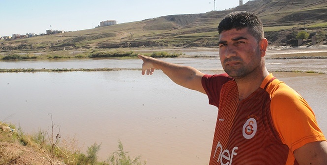 Sağanak bastırınca nehrin ortasında kaldı!