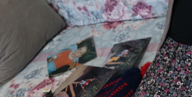 27 senedir her gün çocuğunun elbiselerini koklayarak ağlıyor