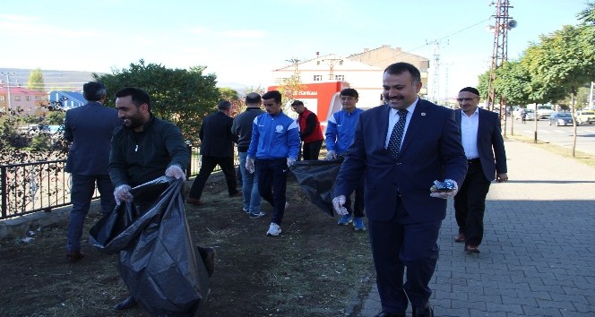 Solhan’da ilçe protokolü ve öğrenciler çöp topladı