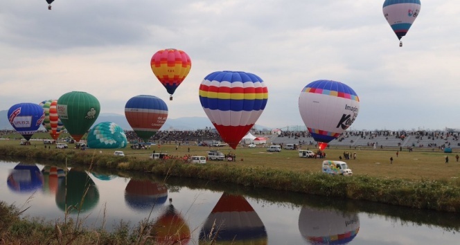 Japonya’da rengarenk balon festivali