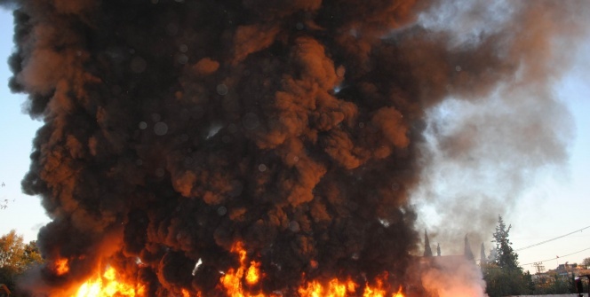 Kilis’te yağ yüklü tırın yanması sonucu gökyüzünü alevler kapladı
