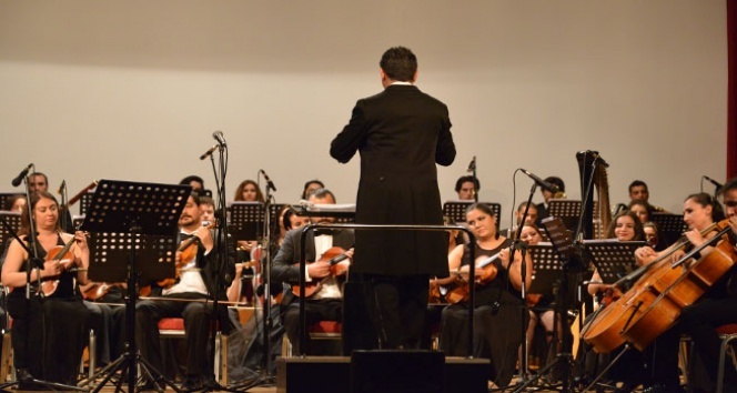Hacettepe Üniversitesi Senfoni Orkestrası, Akıngüç Oditoryumu Sahnesinde