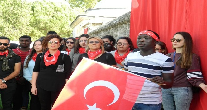 Gambiyalı öğrenciden duygulandıran bayrak şiiri