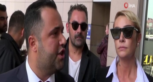 Şarkıcı Sıla Gençoğlu, bir süre birlikte olduğu oyuncu Ahmet Kural`dan fiziki şiddet gördüğü gerekçesiyle mahkemeye başvurdu. Sıla, Kural’ın kendisine 3 ay süreyle yaklaşamaması için koruma kararı aldırdı.