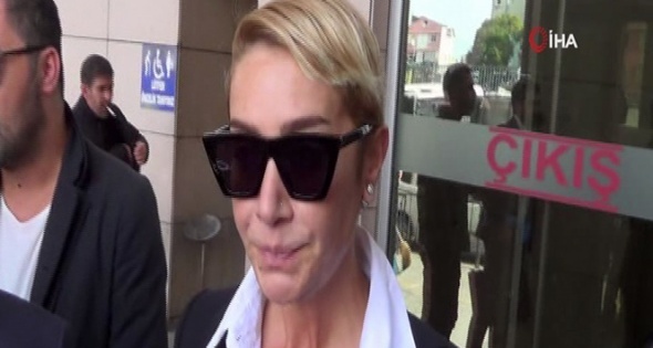 Ünlü şarkıcı Sıla Gençoğlu, Çağlayan`daki İstanbul Adalet Sarayı`na gelerek bir süre birlikte olduğu oyuncu Ahmet Kural`dan şikayetçi oldu. Fiziki şiddet gördüğünü iddia eden sanatçı 3 ay koruma kararı aldırdı. 