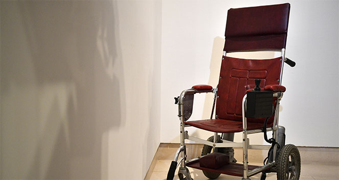 Hawking’in tekerlekli sandalyesi satışa çıkarıldı
