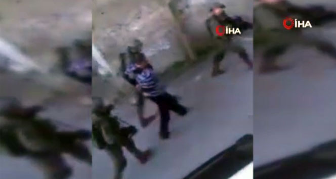 İsrail barbarlığı kamerada! Evlerini basarak gözaltına aldılar