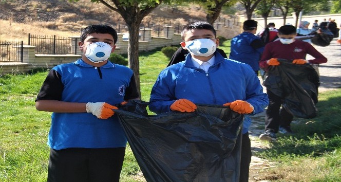 Öğrenciler, tarihi Harput mahallesinde çöp topladı