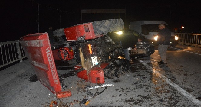 Tokat’ta otomobil traktöre çarptı: 2 Yaralı