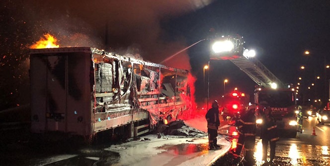 TEM’de karton yüklü tır alev alev yandı, trafik kilitlendi
