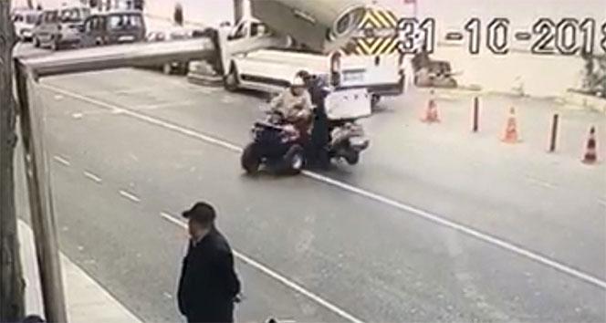 ATV'ye çarpan motosiklet böyle takla attı