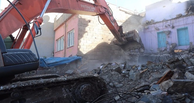 Siirt’te tehlike arz eden binalar görevlilerce yıkıldı