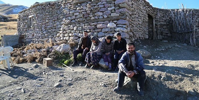 7 kişilik ailenin dağda ilkel yaşamı