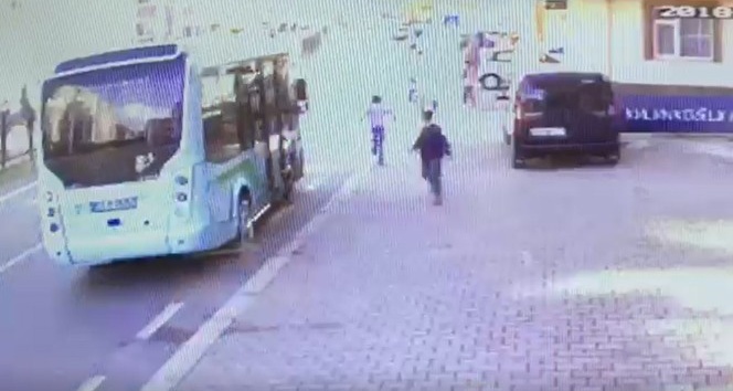 Rize’de minibüs ile yarışan çocuğa kamyon çarptı