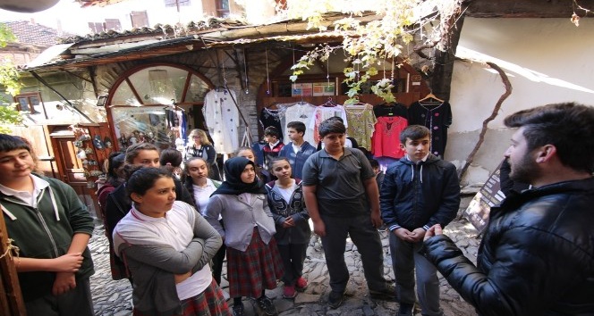 Safranbolulu öğrencilere yaşadıkları şehrin tarihi anlatılıyor