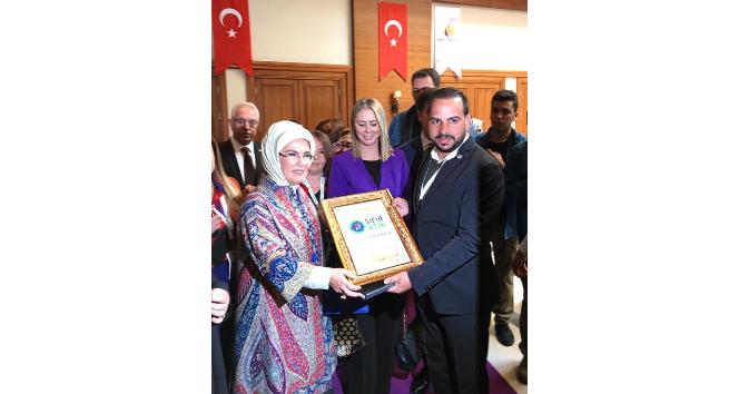 Emine Erdoğan’a Midyat taşından tablo hediye edildi