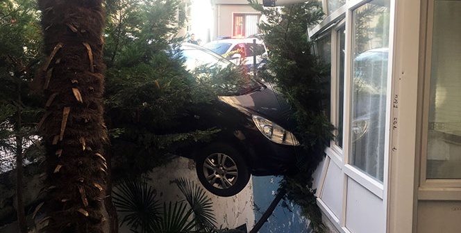 Bir garip kaza! Fren yerine gaza basınca...