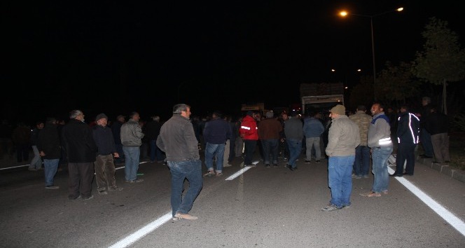 Eylem yapan nakliyeciler Ankara yolunu trafiğe kapattı