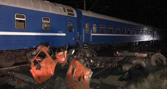 Rusya&#039;da tren kamyona çarptı: 20 yaralı