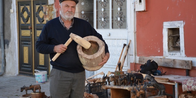 Felç geçiren yaşlı adamın ahşap tasarımları geçim kaynağı oldu